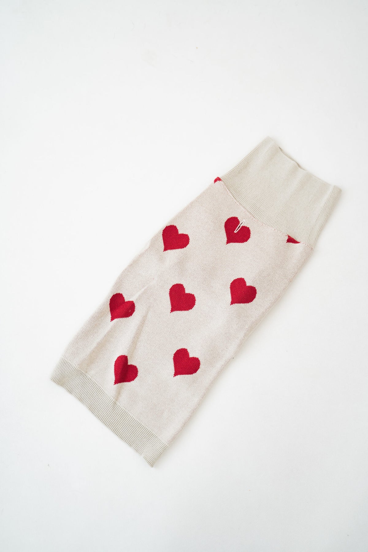 Gestrickter Hundepullover, rote Herzen