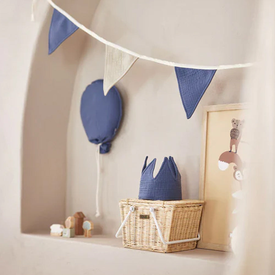 Birthday Balloon, Biscuit