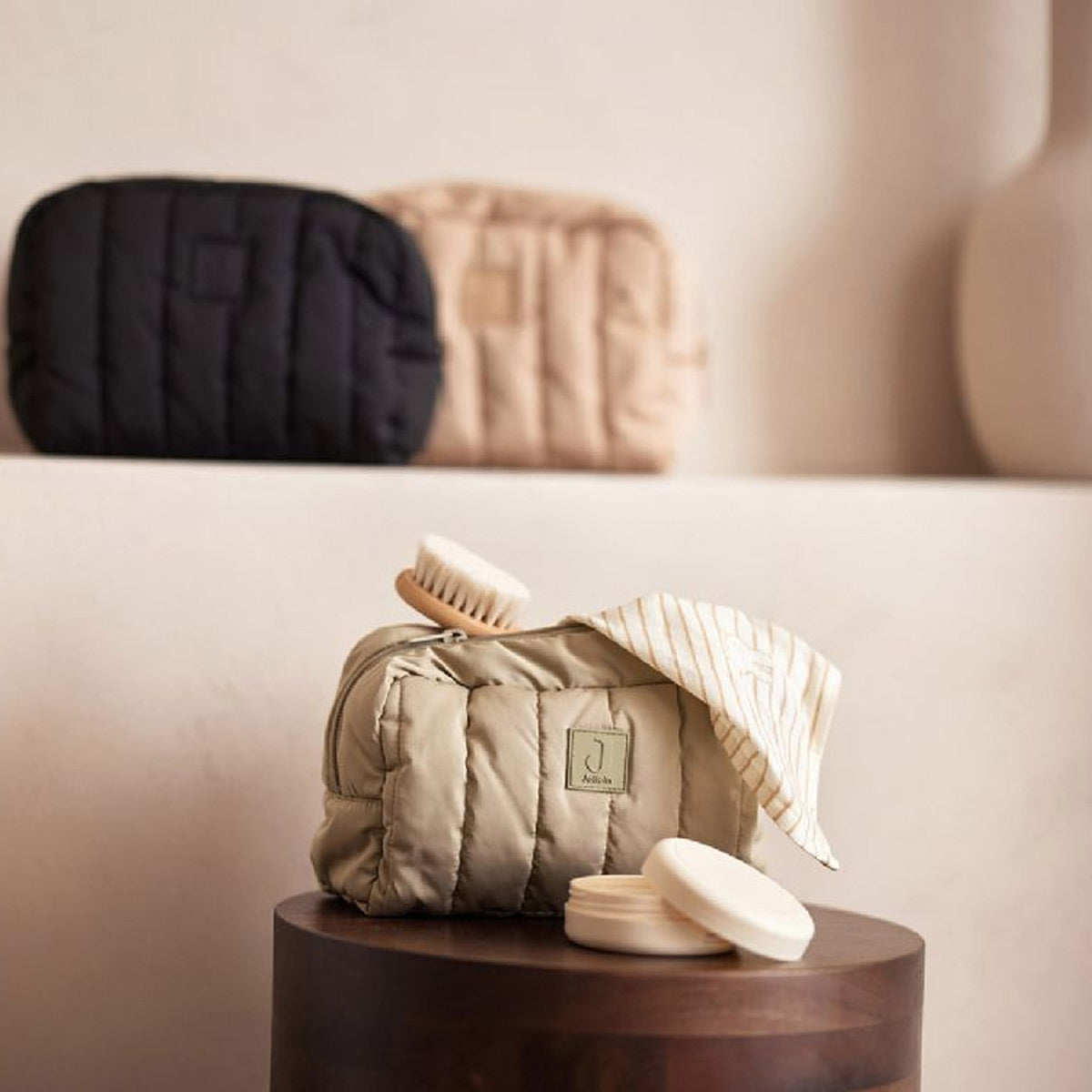 Aufgeplusterte Tasche, Olivgrüne Kulturtasche