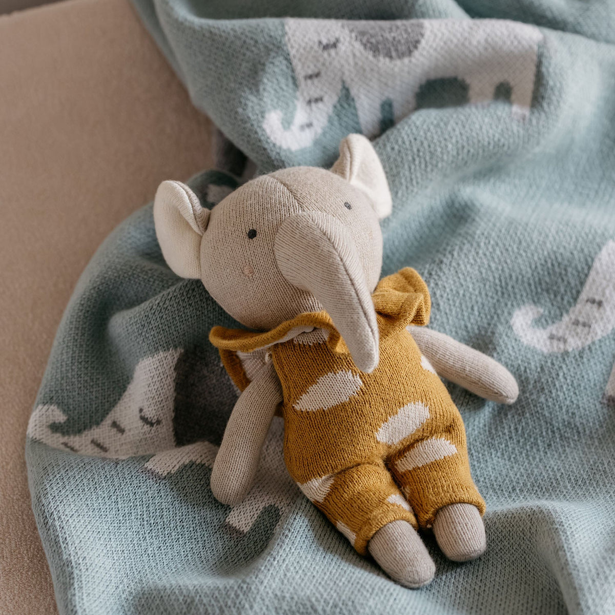 Gestricktes Spielzeug, Elefant Juno