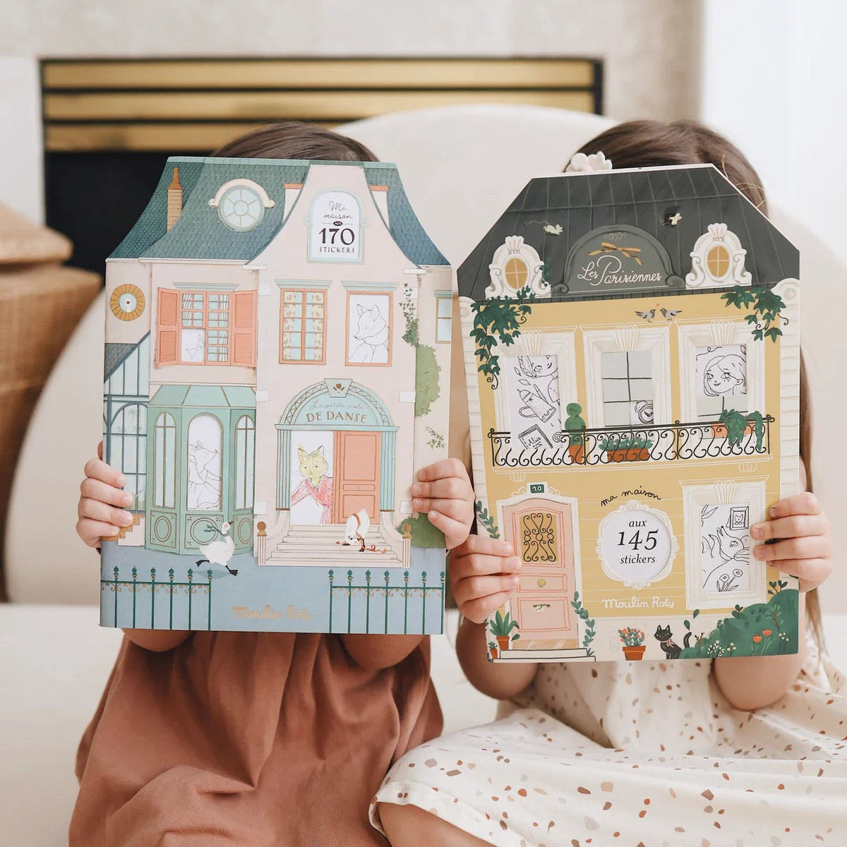 Colouring book + stickers - Les Parisiennes