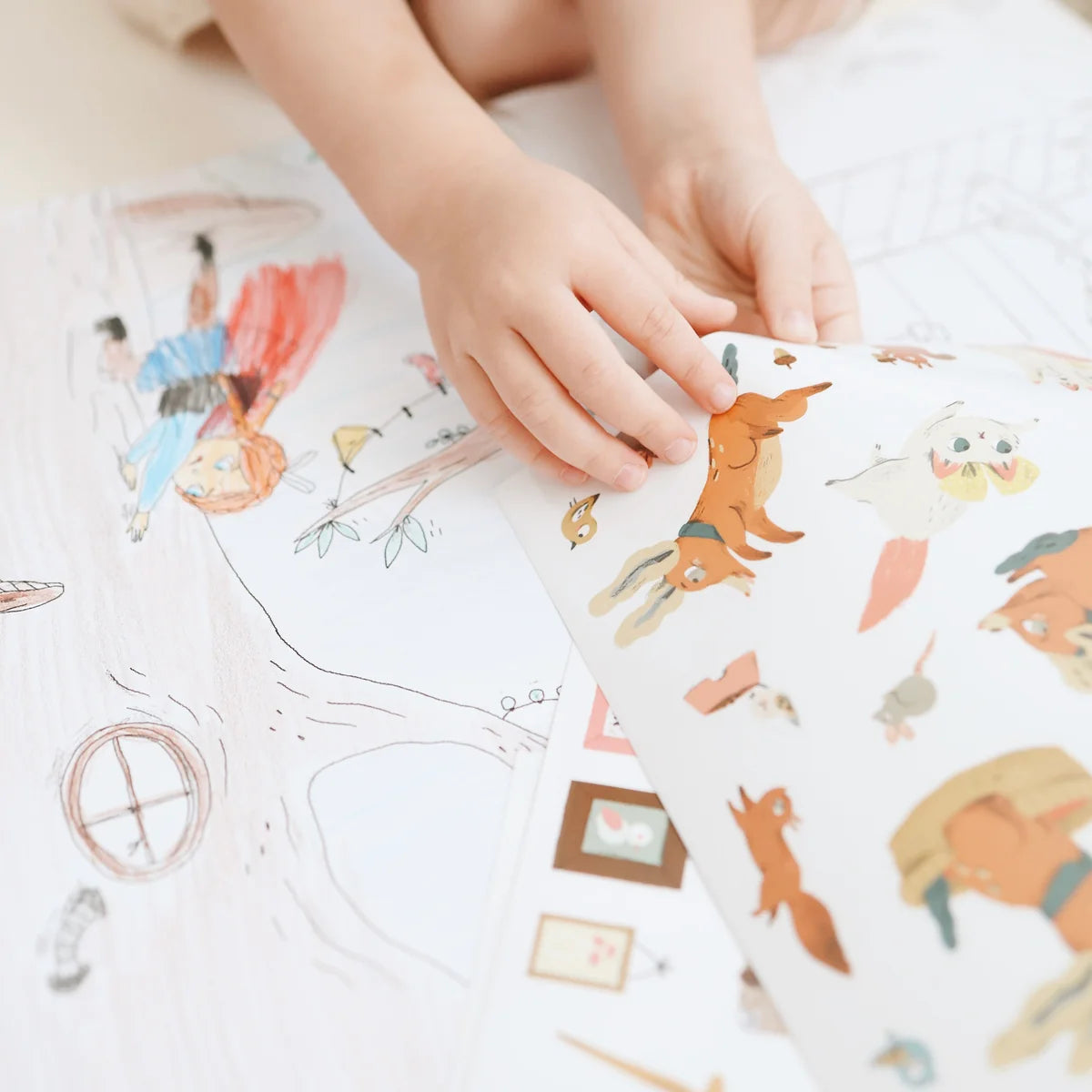 Colouring book + stickers - Les Parisiennes
