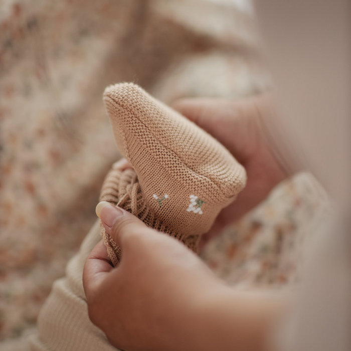 Gestrickte Booties, Blume auf Nude