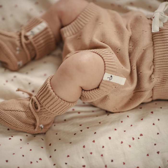 Gestrickte Booties, Blume auf Nude