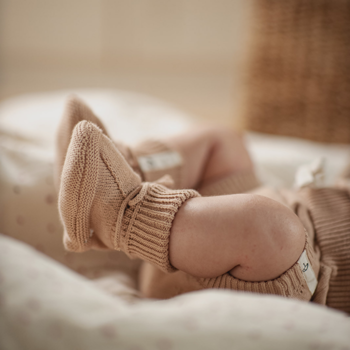 Gestrickte Booties, Blume auf Nude