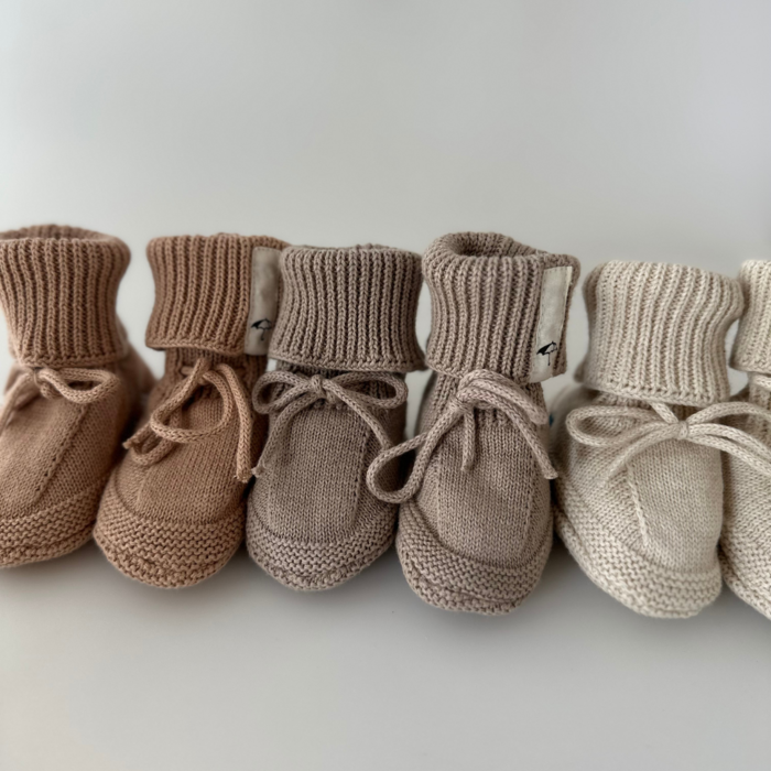 Gestrickte Booties, Blume auf Nude